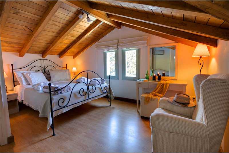  Villa Akrogiali double bedroom