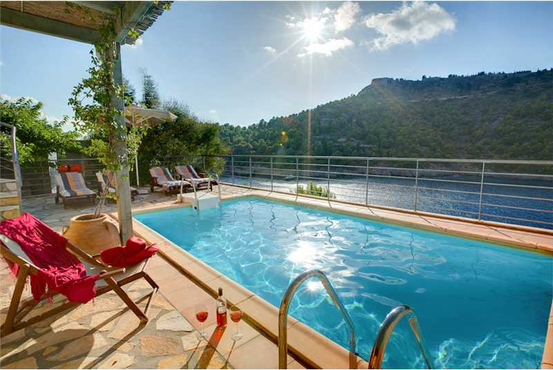  Villa Akrogiali relax by the pool with a glass of wine