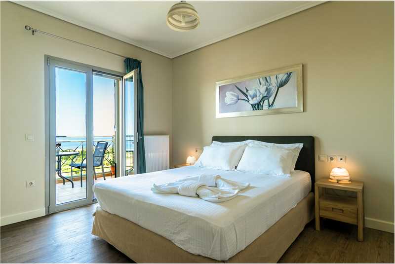  Villa Alexandra master bedroom with balcony