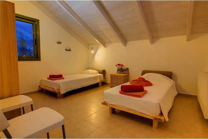  Villa Asterias twin bedroom