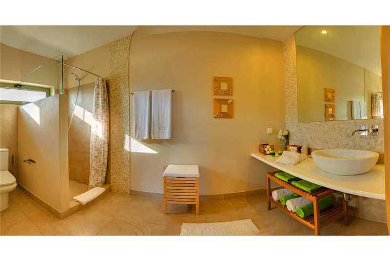  Villa Corali en suite shower room