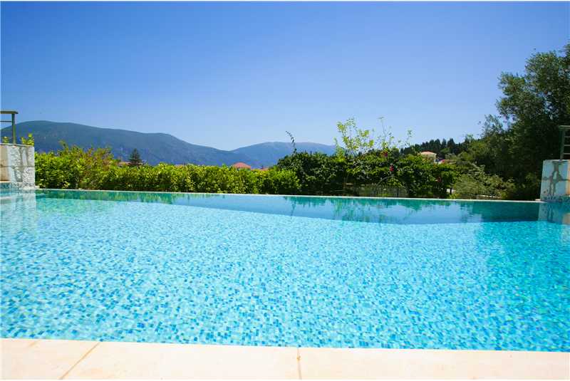 Villa Dentrolivano infinty pool with built in jacuzzi bench