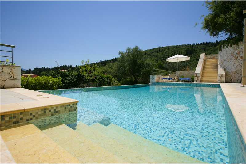 Villa Dentrolivano steps leading into the infinity swimming pool