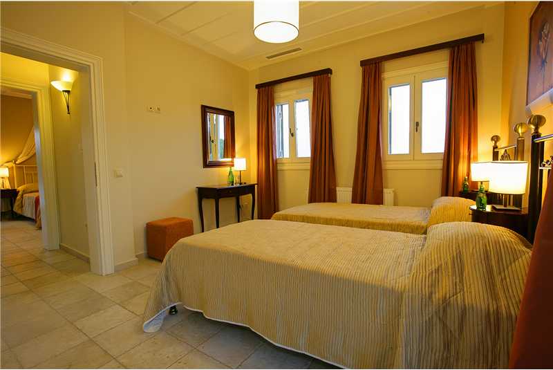 Villa Dentrolivano twin bedroom with en suite shower room