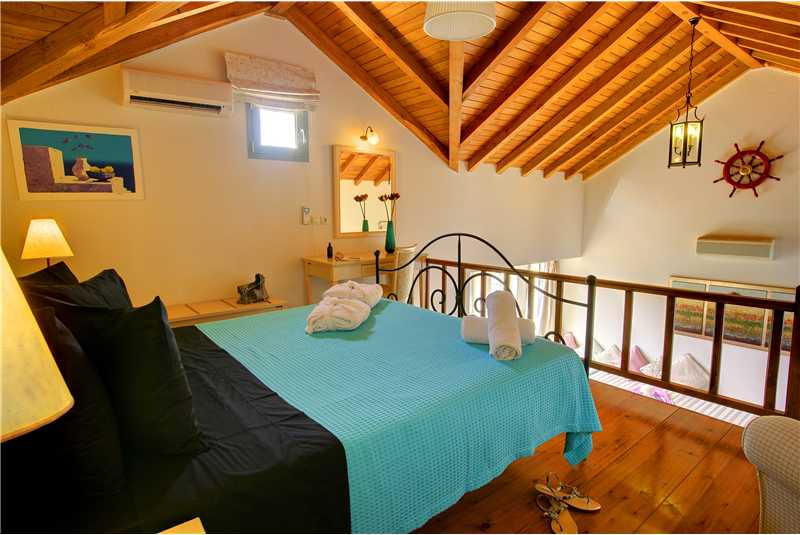 Villa Glaroni galleried master double bedroom