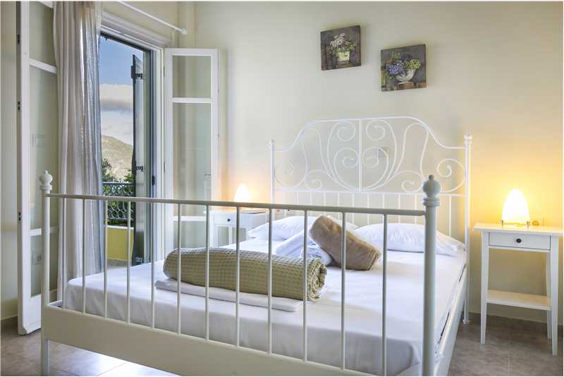  Villa Isalos double bedroom