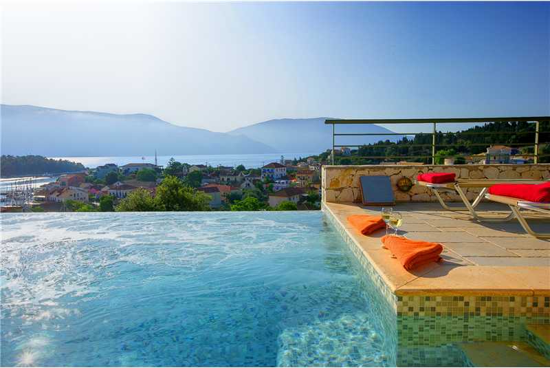 Villa Jasemi relax on the jacuzzi underwater beanch and enjoy the stunning views