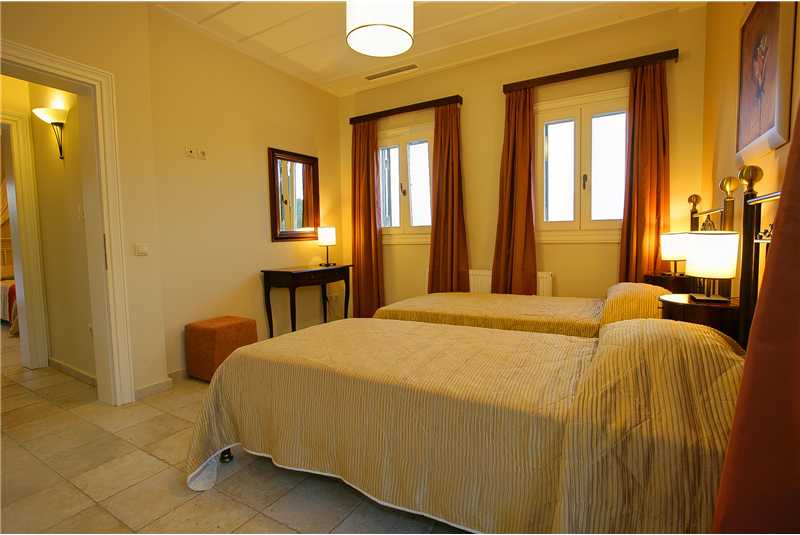 Villa Jasemi twin bedroom with ensuite shower room
