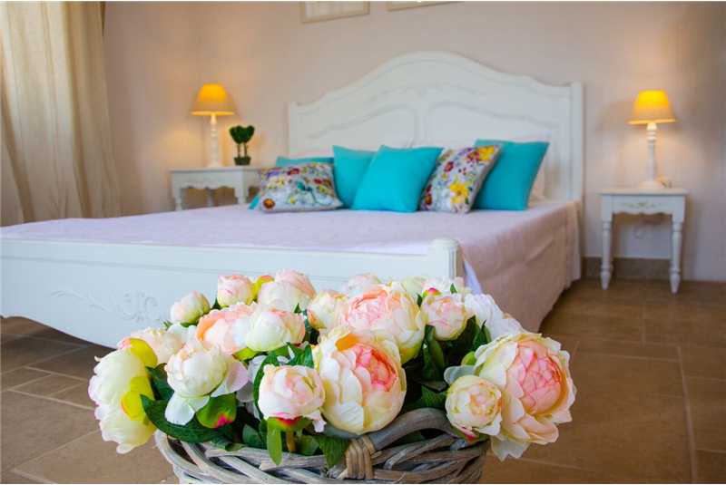  Villa Kochilaki kingsize bed and flowers