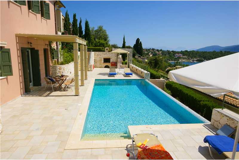 Villa Levanda infinity pool with built in jacuzzi bench