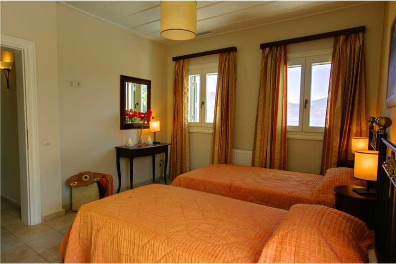 Villa Levanda twin bedroom with en suite shower
