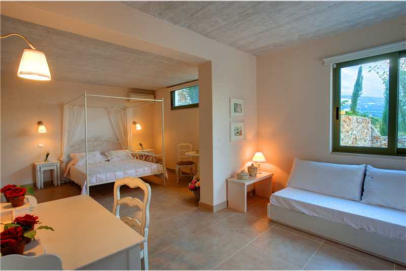  Villa Linatela master double bedroom.bmp