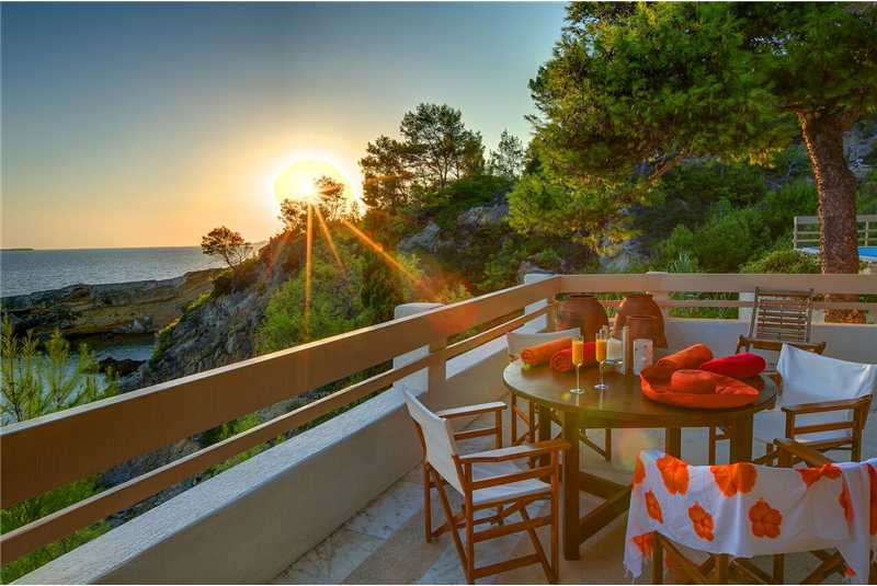  Long Beach Villa breakfast on the terrace