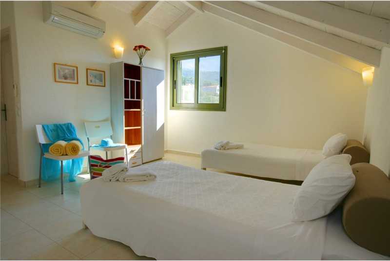  Villa Petalida twin bedroom