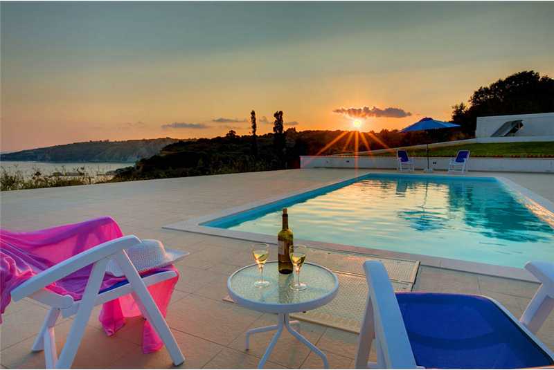  Villa Pessada relax with a glass of wine as the sun sets
