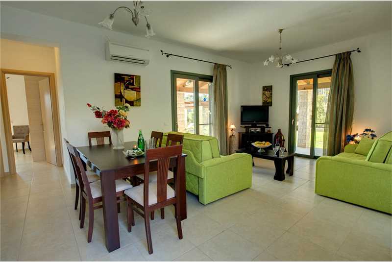  Villa Uranos lounge and dining room